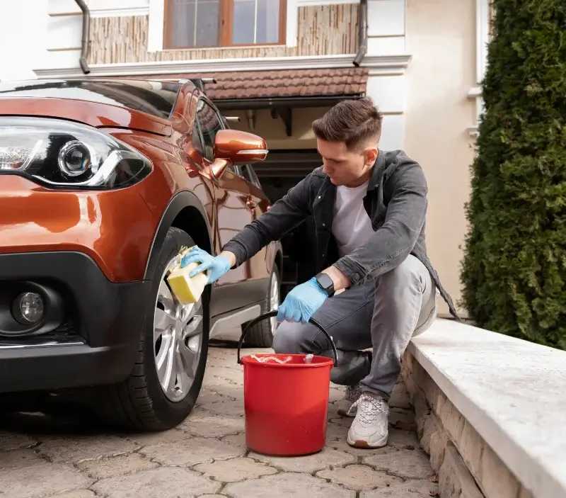 Lavage auto à domicile Romans-sur-Isère : professionnel intervenant sur un véhicule